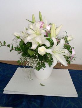 Lilyum ve Güllerle Beyaz Aranjman